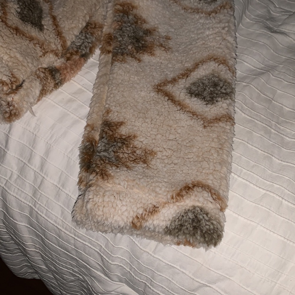 Fuzzy Aztec sweater - Picture 3 of 3